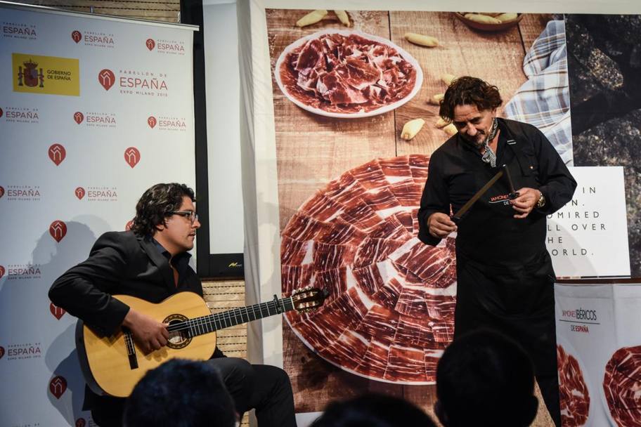 Al Padiglione Spagna l&#39;iniziativa con Florencio Sanchidrian, nominato Ambasciatore Mondiale dall&#39;Academia Internacional de Gastronomia, maestro &#39;cortador&#39; (Foto Omnimilano)